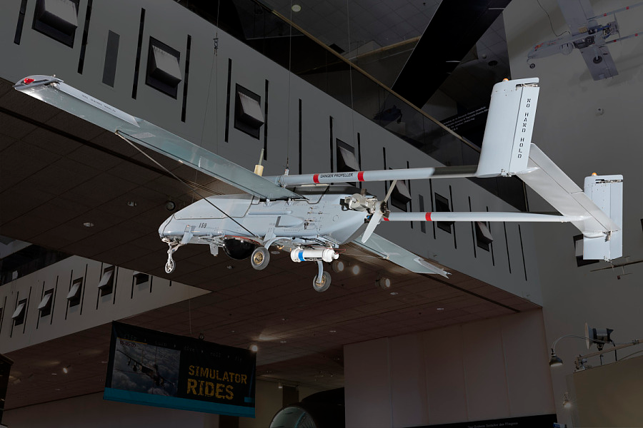 Беспилотный летательный аппарат RQ-2A, первый робот принявший капитуляцию у людей солдат. Фото сайта https://airandspace.si.edu/collection-objects/pioneer-rq-2a-uav/nasm_A20000794000