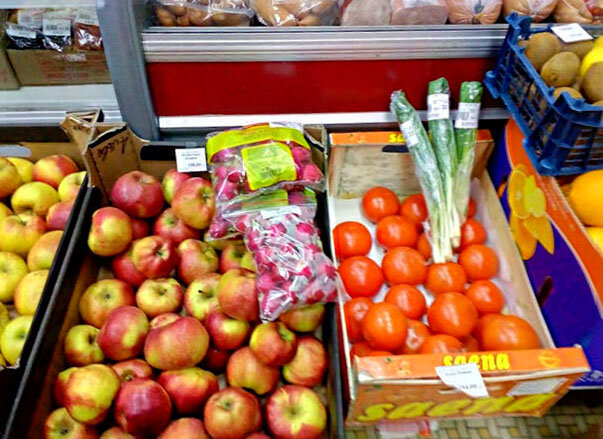 И зимой в сельском магазине есть и овощи, и фрукты