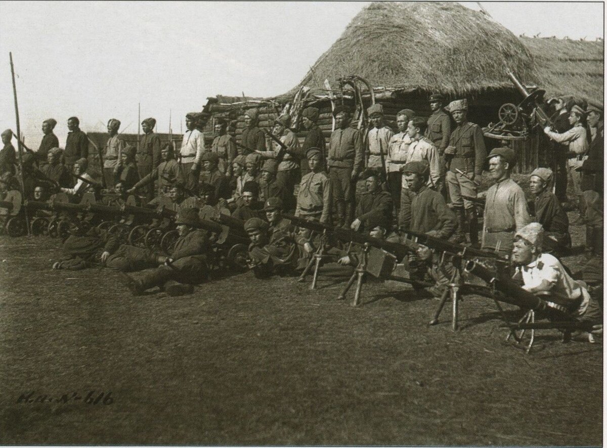Те самые колчаковцы, 1919 год. С краю — Льюис. Также присутствуют пулеметы Максима и Кольта.