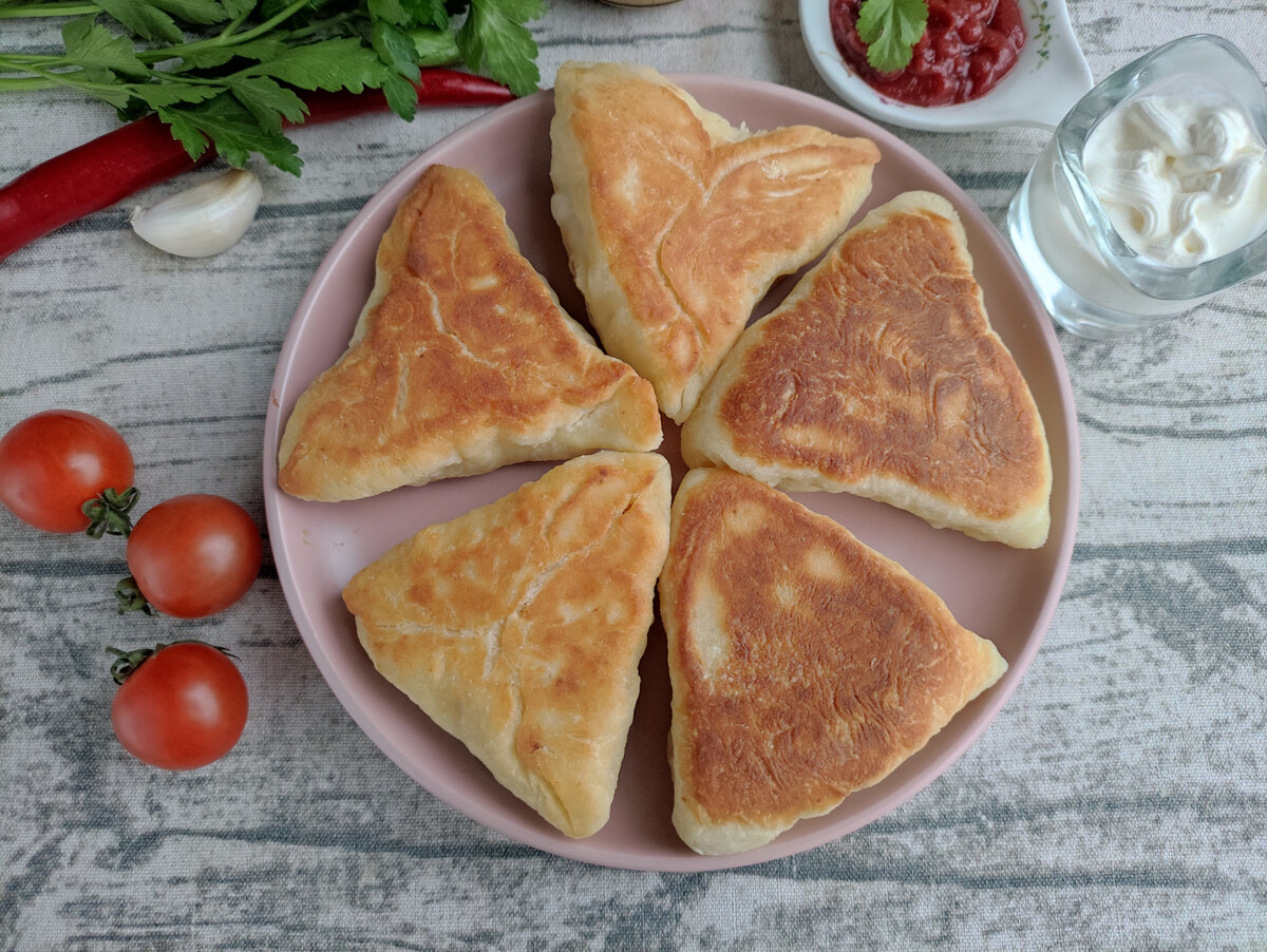 Бутерброды с колбасой, овощами и сыром