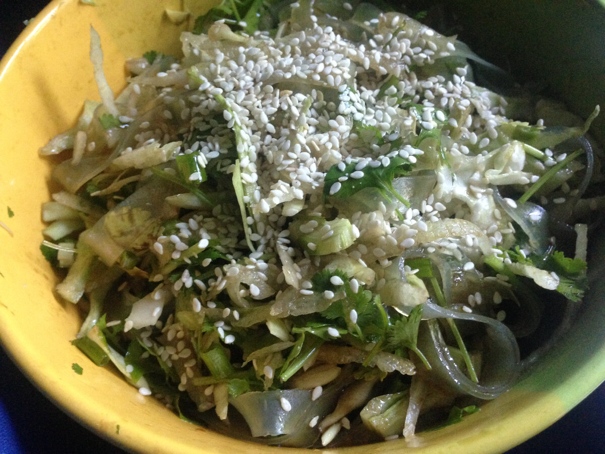 Веганский салат с фунчозой