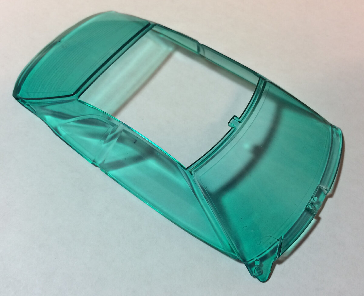 В итоге, должно получиться вот такое стекло. Потом будут нанесены чёрные контуры вклейки стёкол, а пока - тонировка всей детали с помощью смеси зелёного и синего лаков