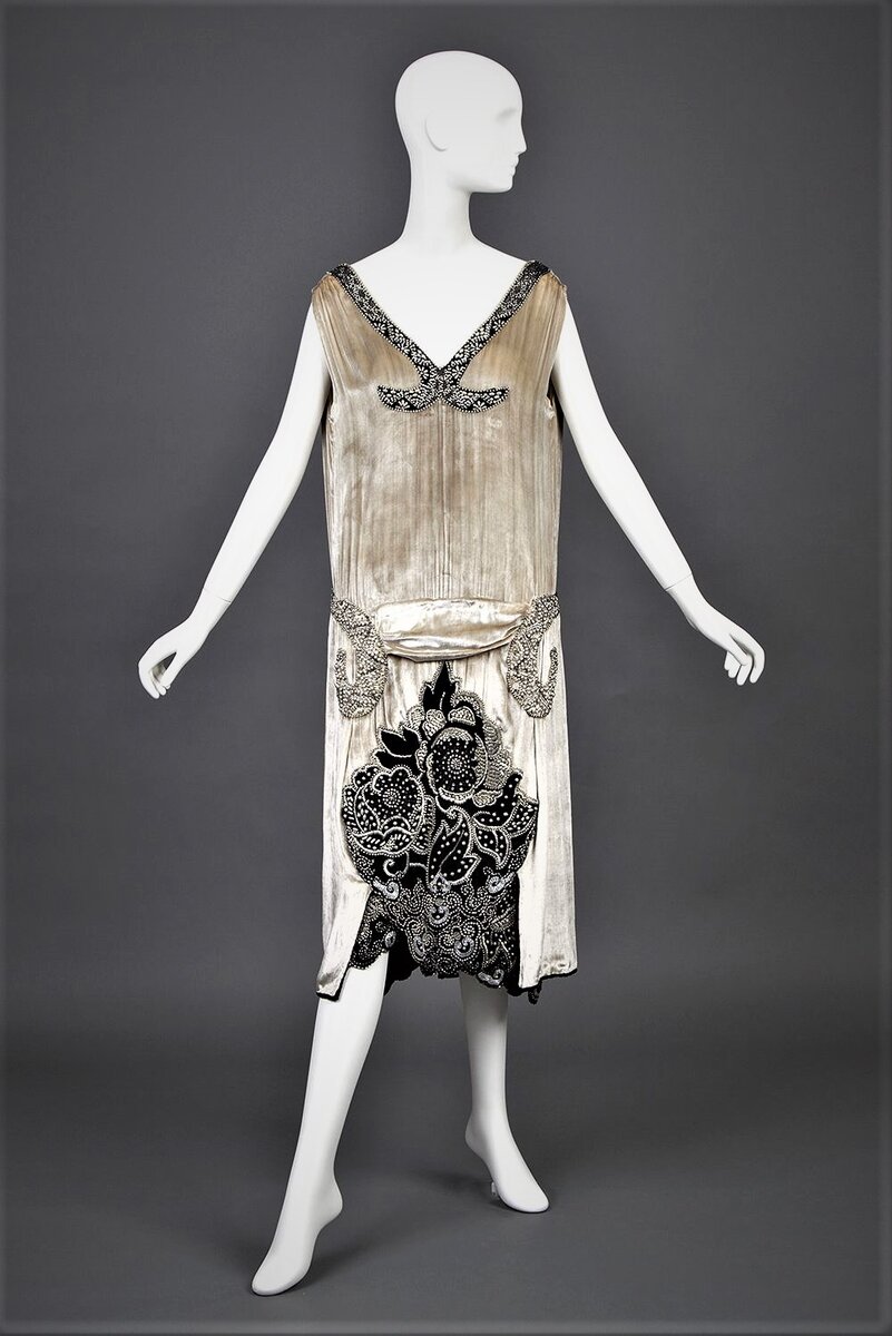 Вечернее платье, бархат, шитье бисером и стеклярусом, 1920-1929 гг. Коллекция Goldstein Museum of Design, официальный сайт - www.collection.goldstein.design.umn.edu 