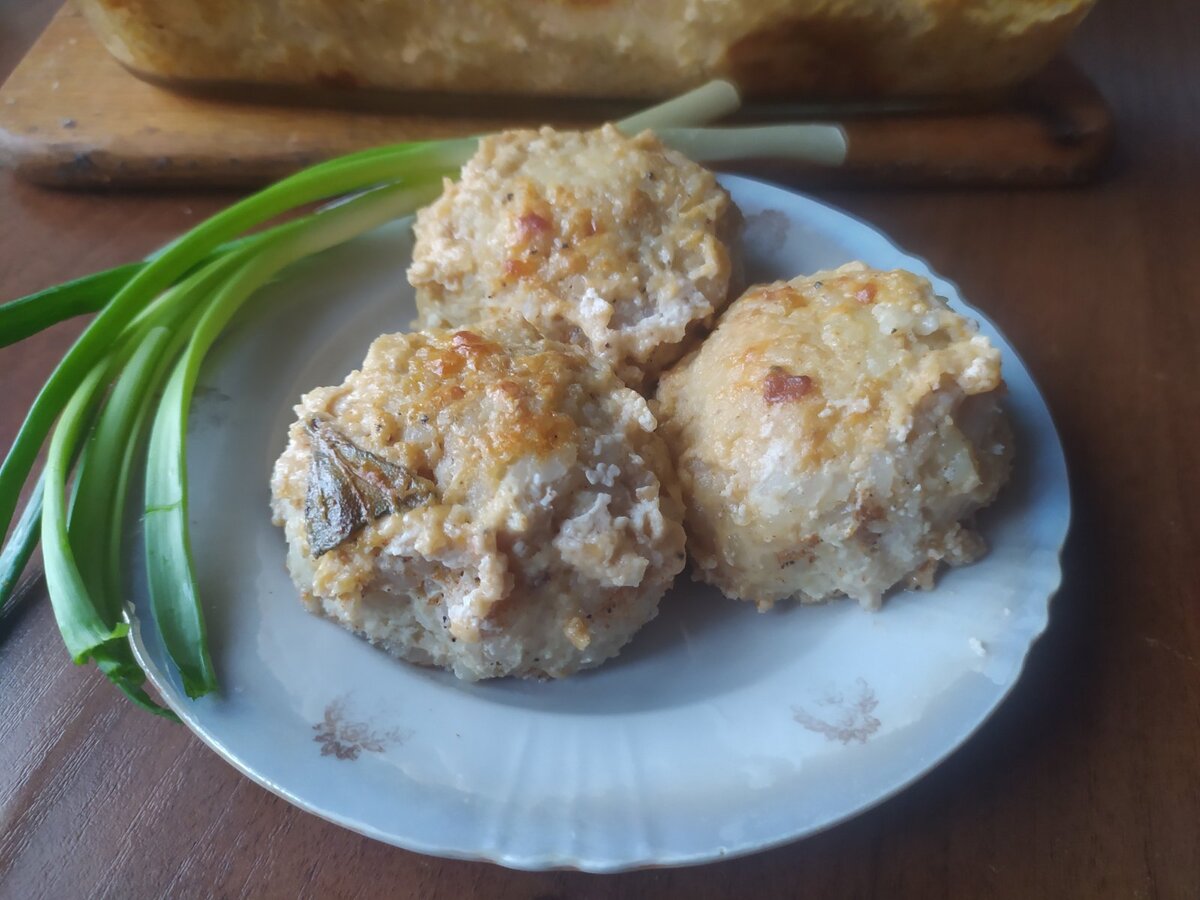 Куриные тефтели в сметанно-сырном соусе, запеченные в духовке, – вкусный  обед без хлопот | Гурманика | Дзен