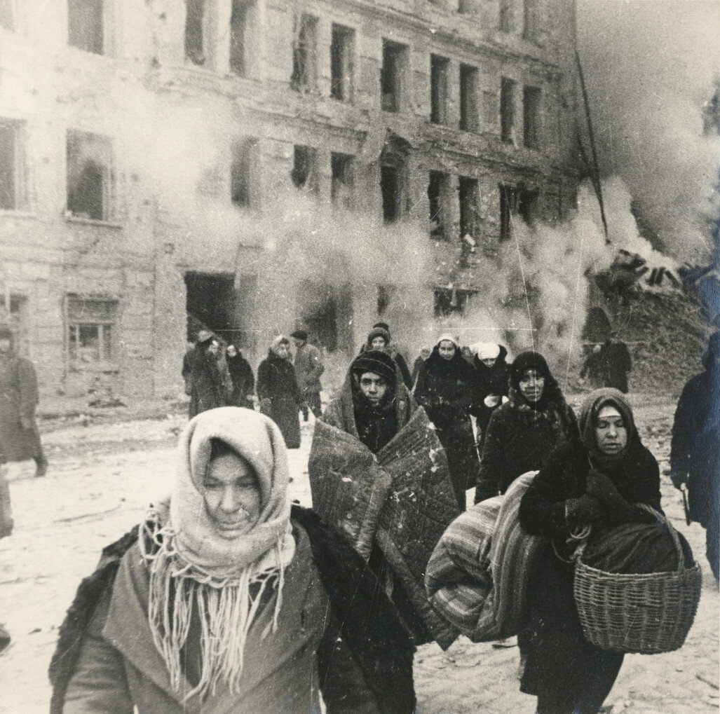 Повседневный блокадный ленинград. Блокада Ленинграда 1941-1943. Блокадный Ленинград 1943. Блокада Ленинграда в фотографиях Бориса Кудоярова. Бомбардировка блокадного Ленинграда.