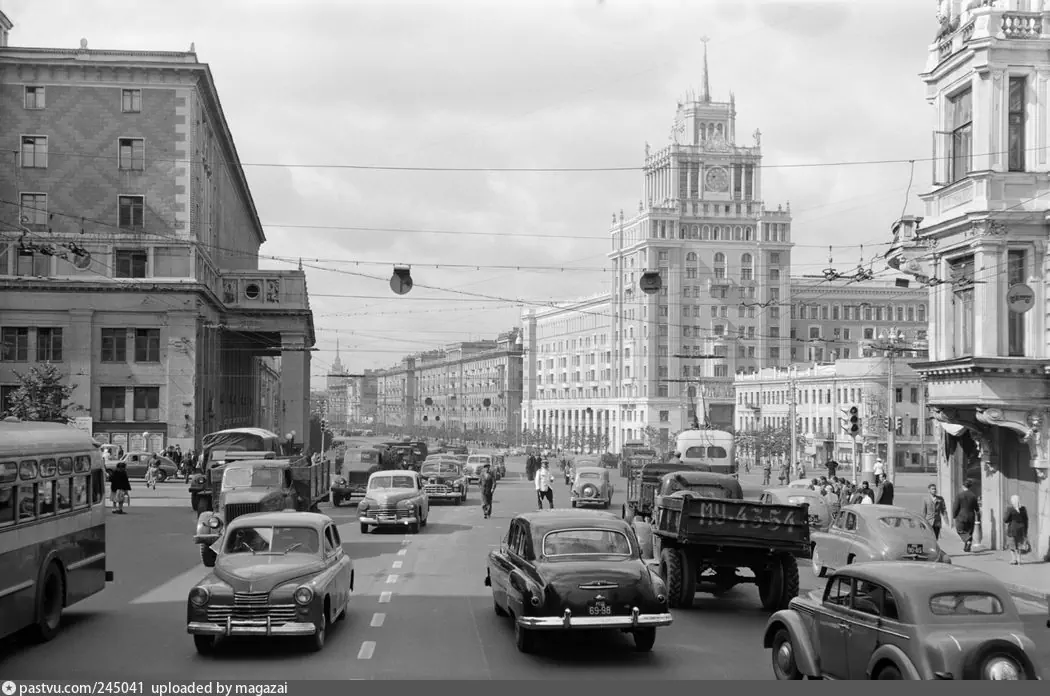 Площадь Маяковского (Триумфальная), памятника Маяковскому еще нет. Слева - Концертный зал имени Чайковского, за ним вход в сад "Аквариум", справа - трехэтажное здание театра "Современник", за ним гостиница "Пекин". И - обратите внимание! - деревья вдоль Садового кольца. 1956 г. Автор Семен Фридлянд.