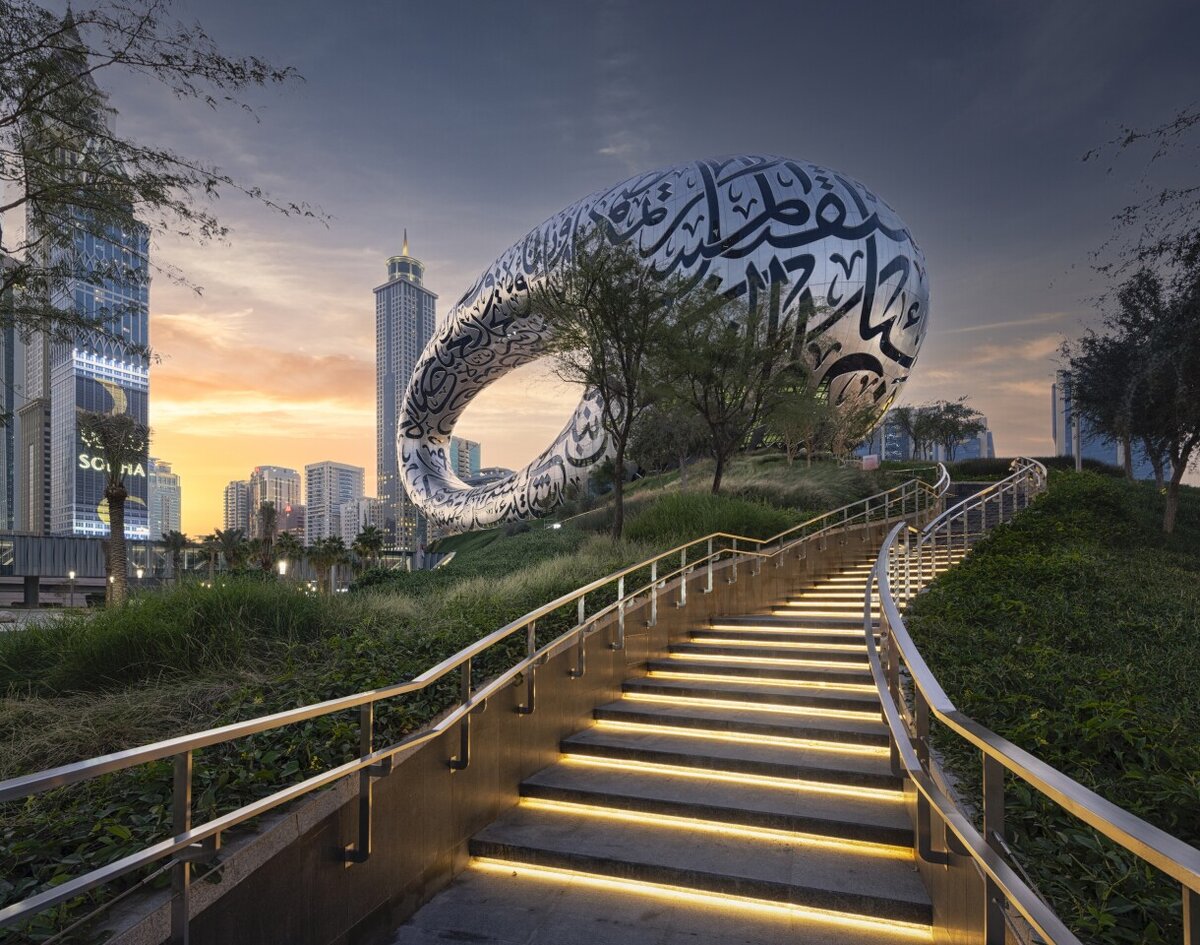 Дубай — весьма прогрессивное место по многим аспектам. В «общую копилку» разнообразных архитектурных решений дополнилось новое здание Музея будущего.