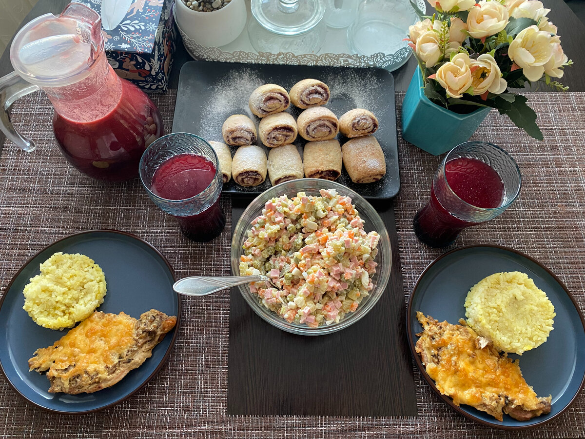 Воскресный обед блюда. Воскресный ужин. Воскресный семейный обед. Воскресный ужин для семьи. Сервировка обеда.