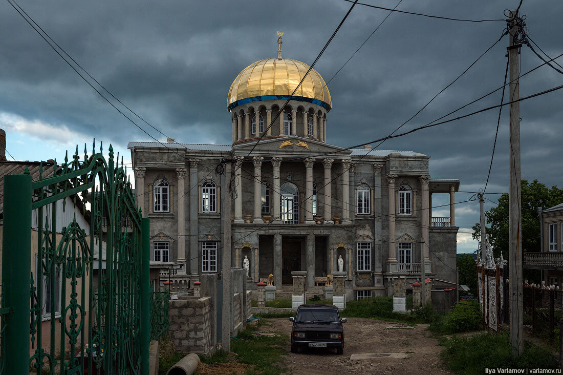 Город сорока молдова цыгане. В сороках домах. Цыганский дом в городе сорока молдова. Столица цыган сороки молдавия. Город сорока в молдавии цыганские дома.