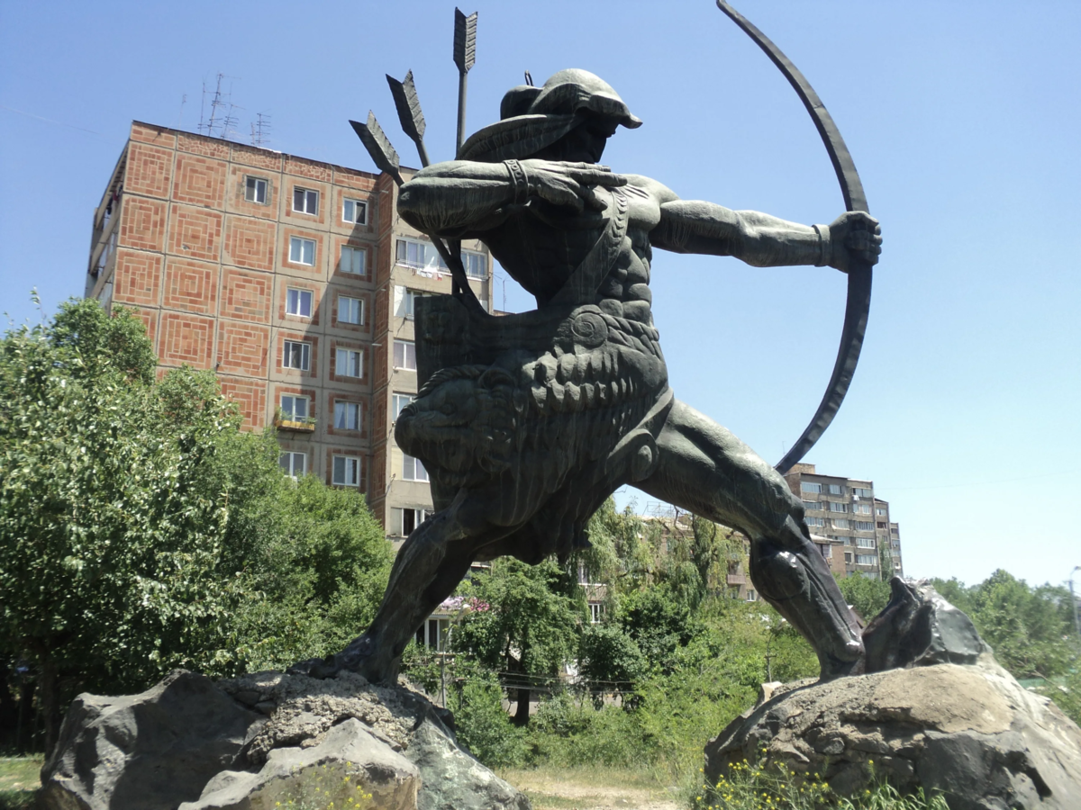 Прародитель Айк. Статуя в Ереване
