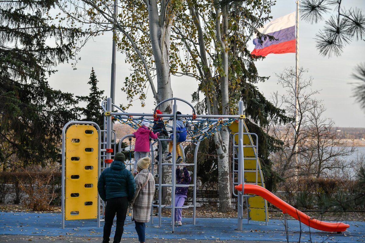 Городских пунктах. Площадка для детей в городе. Фотография детской площадки. Дети на детской площадке. Детская площадка рядом