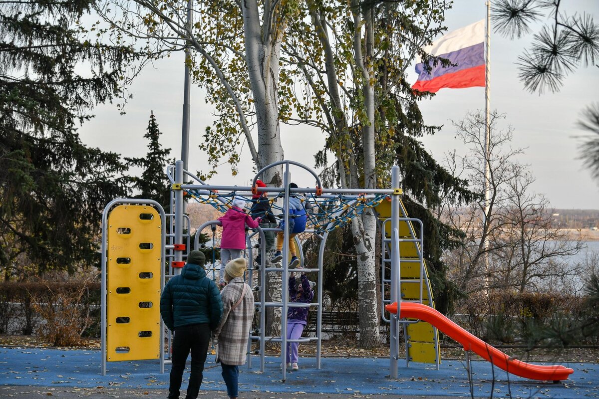 Городских пунктах. Площадка для детей в городе. Фотография детской площадки. Дети на детской площадке. Детская площадка рядом.