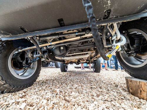 Новый Jimny под днищем оказался не таким и простым, учитывая количество тяг и рычагов.