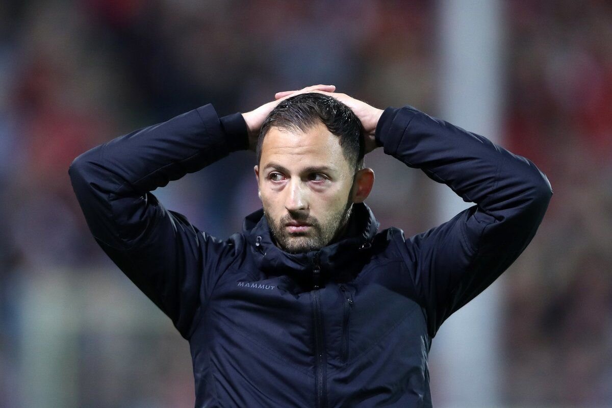 Тедди хватается за голову от того, как один ученик Конте с молодёжью работает