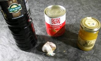 Приготовьте маринад из выдавленного чеснока, томатной пасты, мёда и соевого соуса