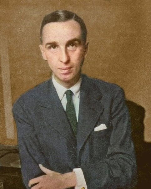 
Георгий Ива́нов  (1894—1958) — яркий прозаик, критик, переводчик XX века. С начала 1910-х годов — активный участник литературной жизни Петербурга. Состоял в «Цехе поэтов» Николая Гумилёва. С 1922 года жил в эмиграции (преимущественно в Париже). Для первого ознакомления с творчеством поэта рекомендуем сборник «Розы» (1931).