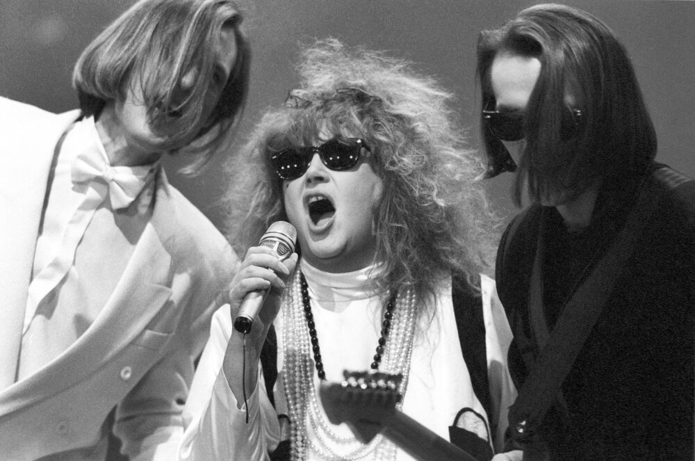 Алла Пугачева с музыкантами во время записи телепередачи «Рождественские встречи» в спорткомплексе «Олимпийский», 1991 год. Источник фото: tassphoto.com