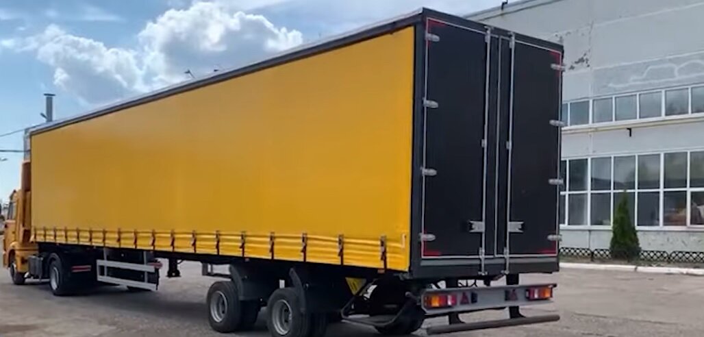 Седельный тягач Камаз - 4308 с полуприцепом. Скриншот из видео, используется и распространяется бесплатно по лицензии https://www.youtube.com/t/terms 