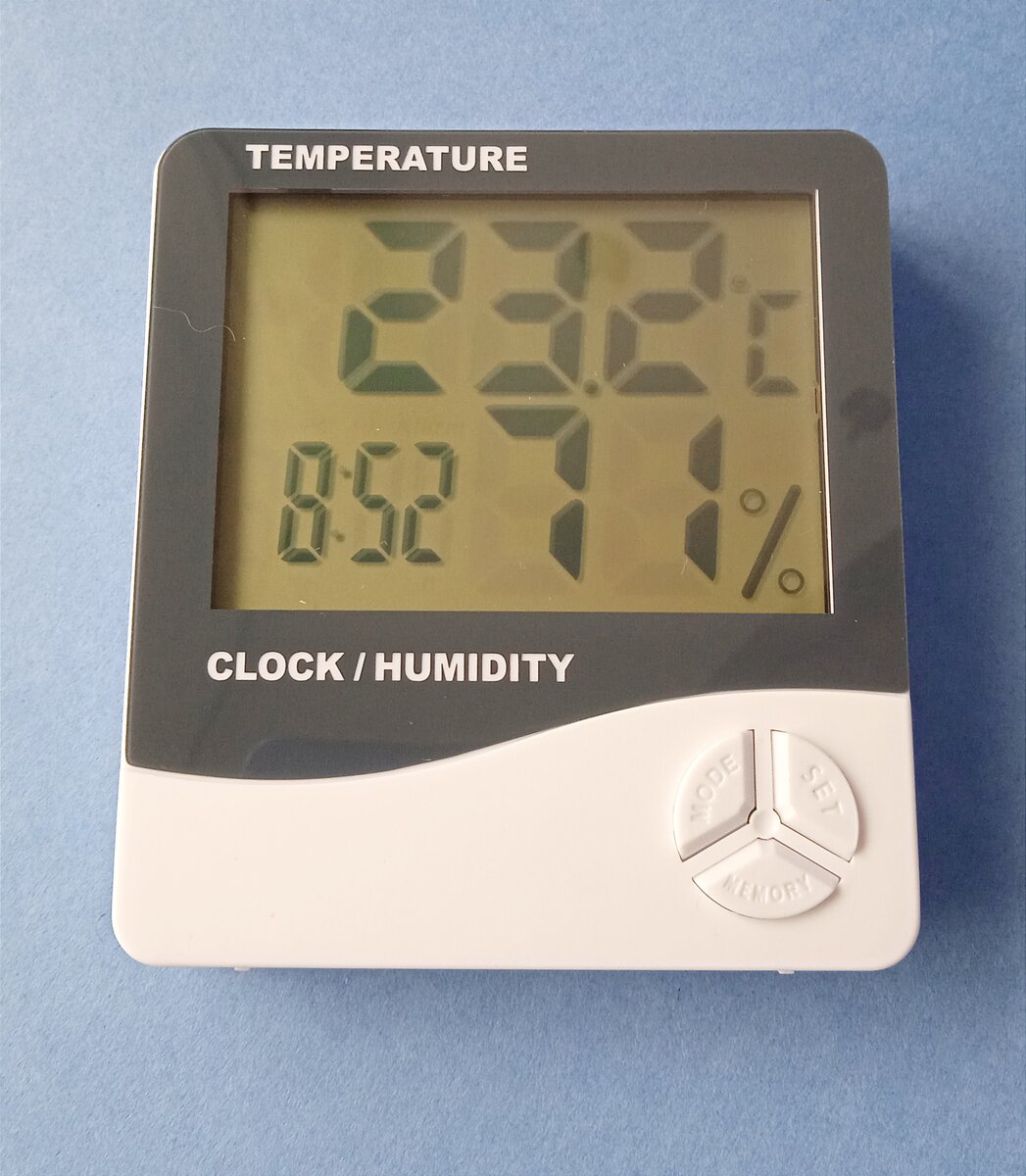 Вид метеостанции без защитной плёнки экрана.