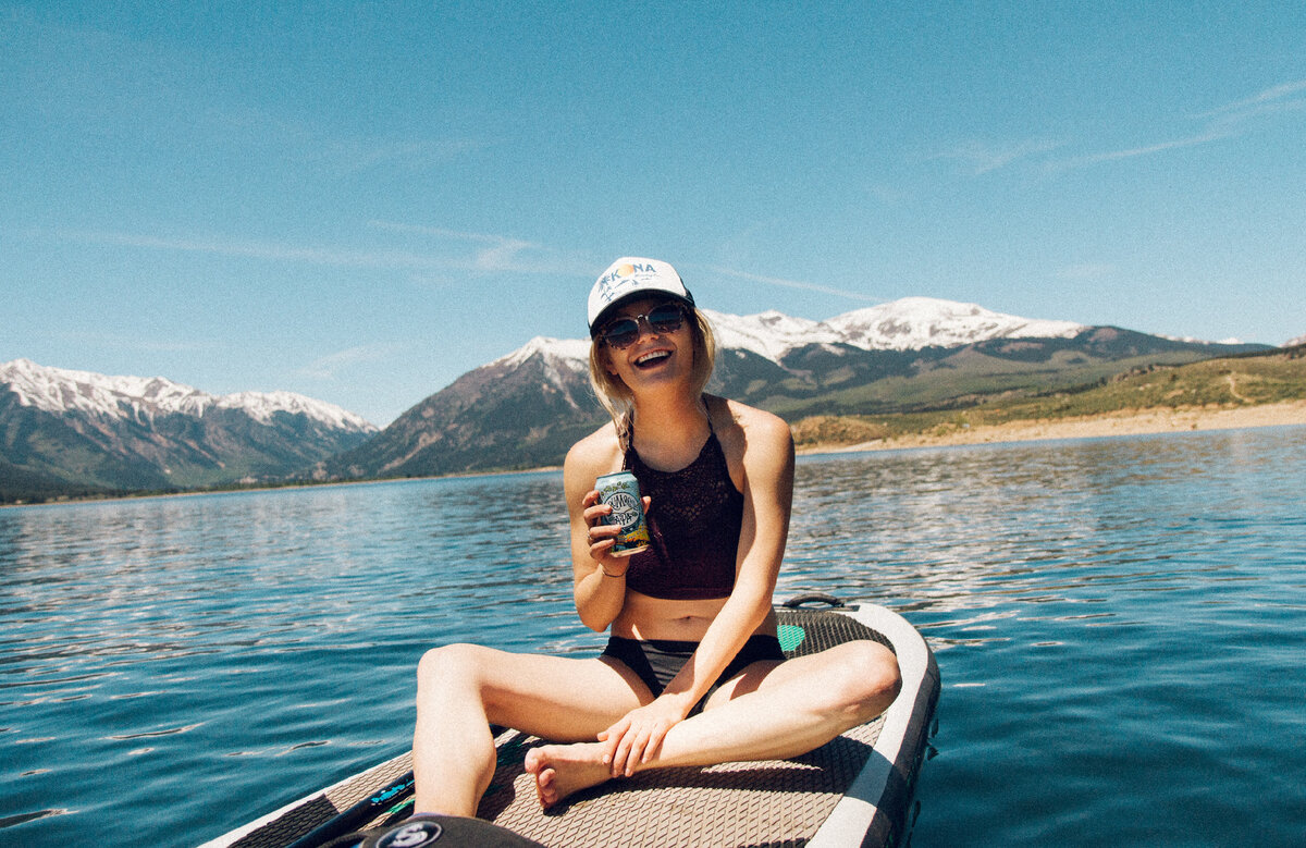 © Holly Mandarich / https://unsplash.com/photos/woman-wearing-black-halter-neck-crop-top-sitting-on-boat-n2iiMTAYYEw