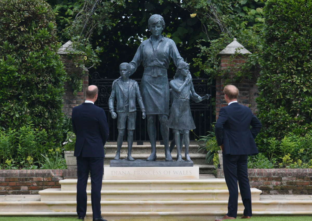 Скриншот-цитата - статуя принцессы Дианы (изваяние было сделано к 60-летию со дня её рождения, слева принц Вильям, справа -принц Гарри, её сыновья)