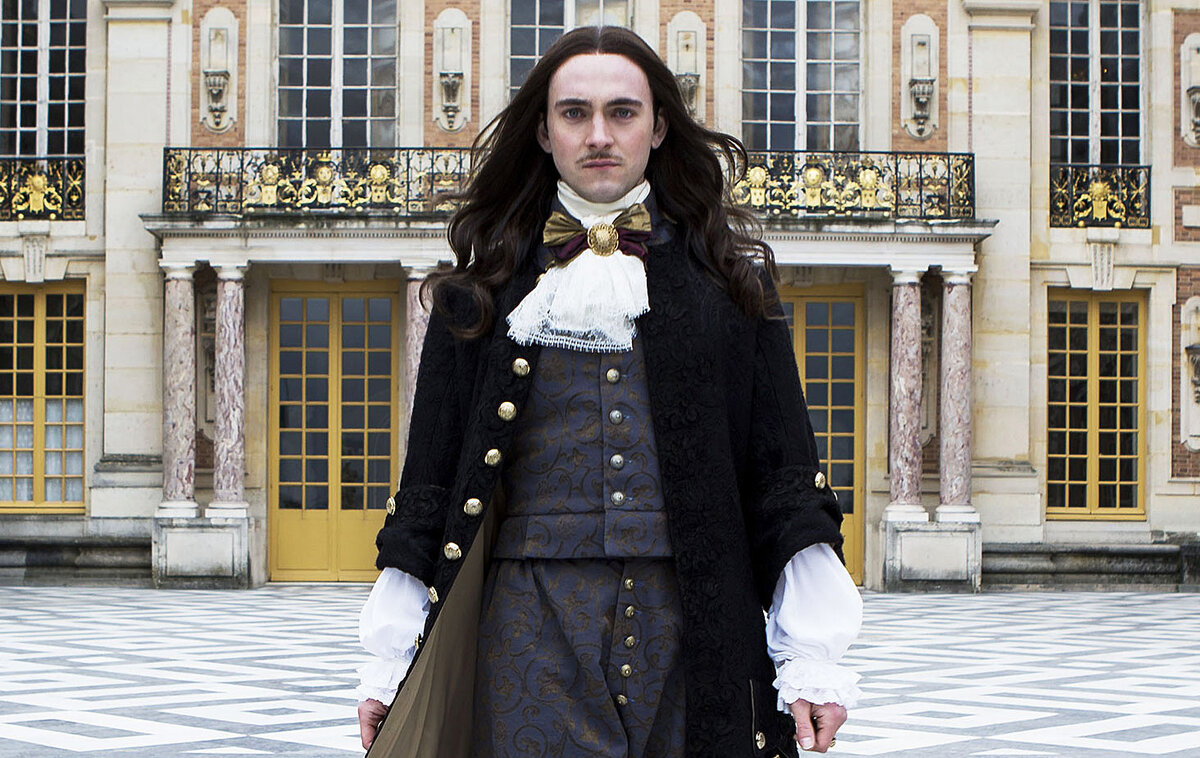 Фото с сайта https://www.theartsdesk.com/tv/versailles-bbc-two Georges Blagden в роли Louis XIV