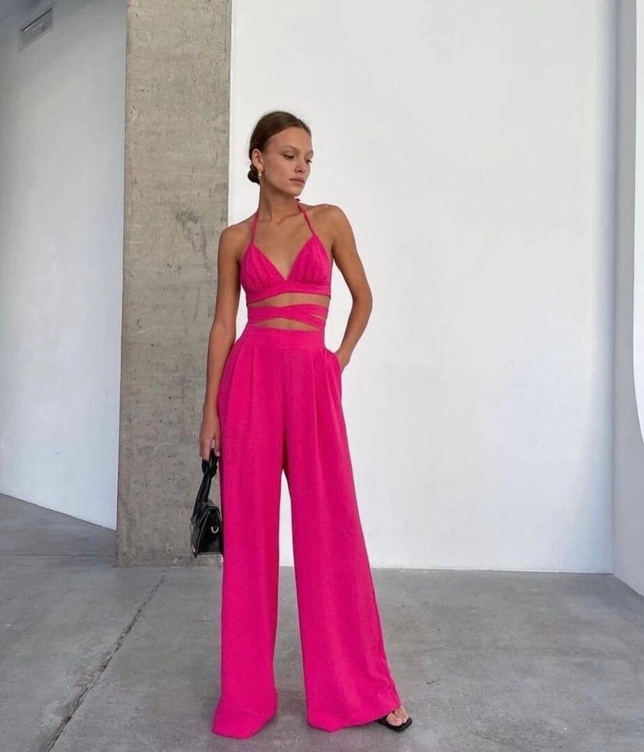 Костюм с интересным топом, в комплекте пиджак. Отличный вариант для летних вечеринок 