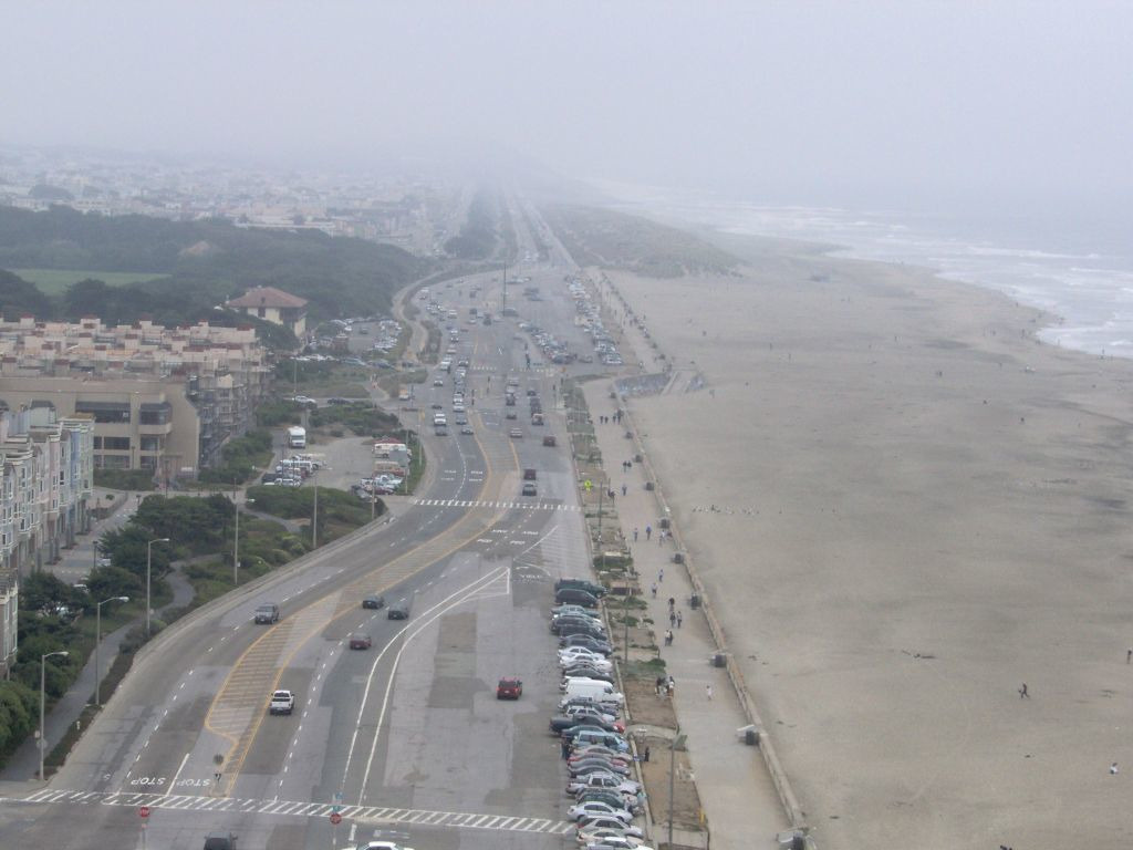 Пляж Ocean Beach. На фото видна автомобильная трасса «Великое шоссе», проходящая вдоль пляжа