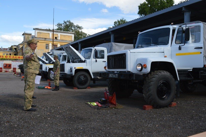 Осмотр военной техники. О на военной технике. Военная техника в Казани. Казань парк военной техники. Военная полиция Казань.