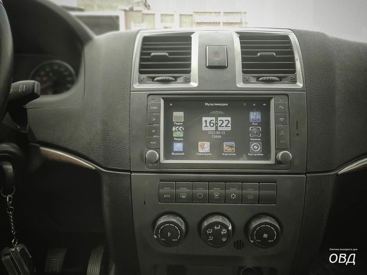 Старая магнитола в моём автомобиле УАЗ «Патриот»