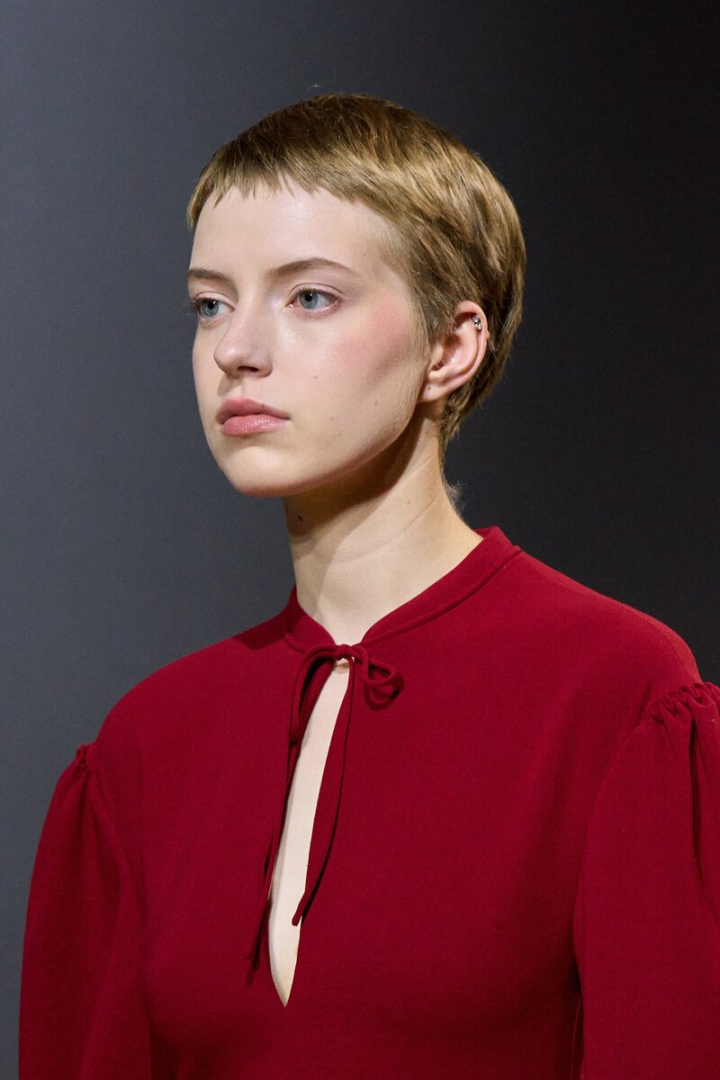 Слоистая пикси на коротких волосах на показе Dior Haute Couture осень-зима 2022 года.  