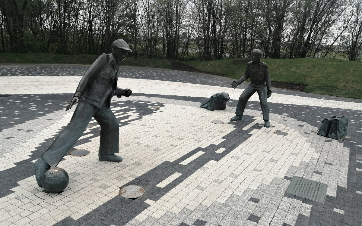 Скульптура «Мальчишки, играющие в футбол» в Казани. Источник — dzen.ru/pa_myatnik