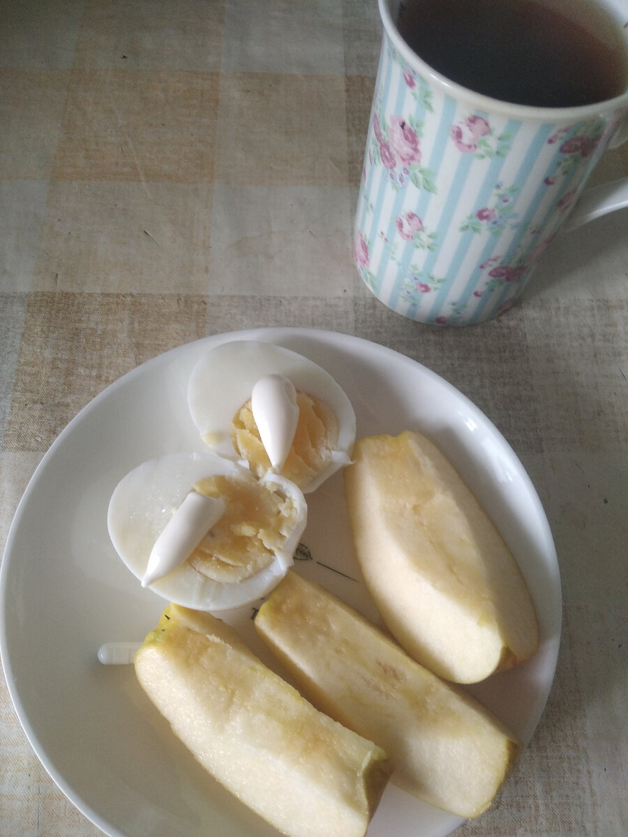 На завтрак яйцо под майонезом, яблоко,чай