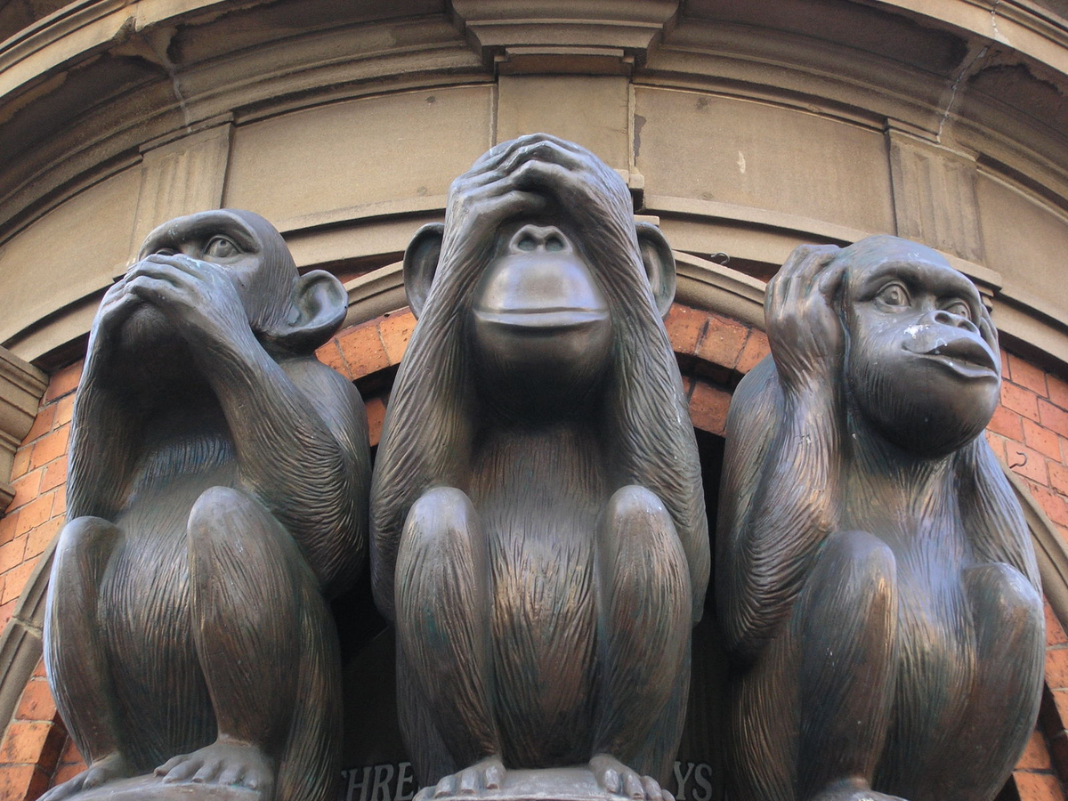 Образований не вижу. Обезьяны сандзару. Три обезьянки. Три обезьяны скульптура. Статуя 3 обезьяны.