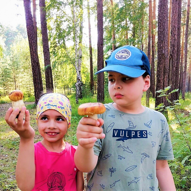 Роберт с сестрёнкой Ренатой. Учила его находить грибы.