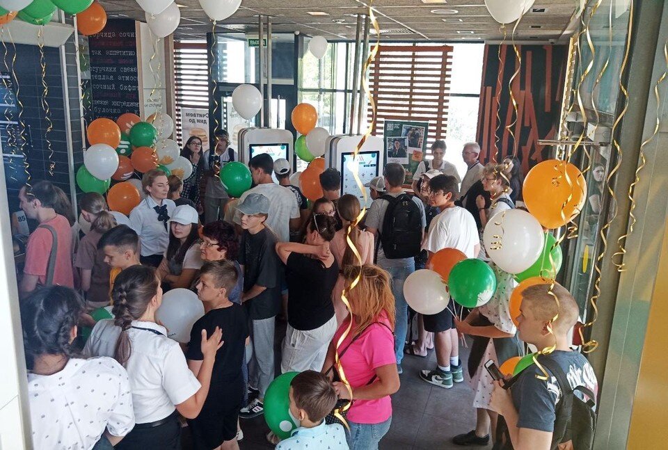     Волгоградцы с утра брали штурмом бывшие «Макдональдсы». Эдуард Пальгунов