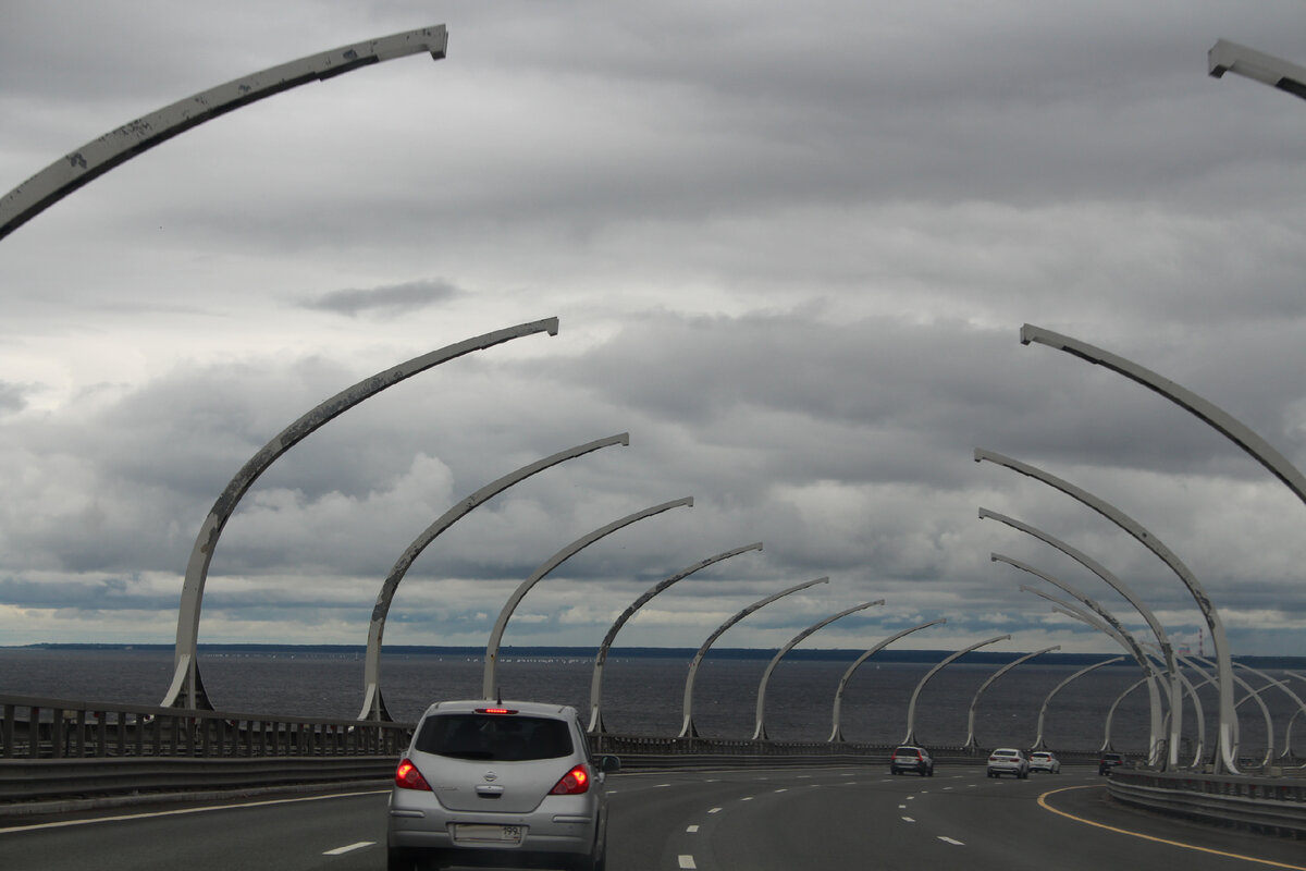 Яхты на Финском заливе, вид с моста через корабельный фарватер на ЗСД