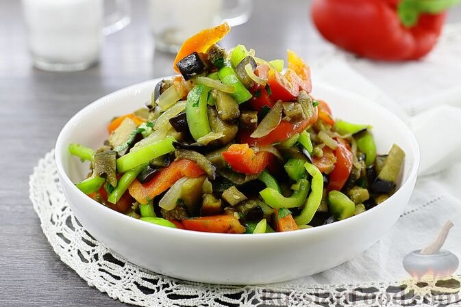 баклажан, перец сладкий, лук репчатый, чеснок, зелень петрушки, кориандр, соль, перец чёрный молотый, масло растительное