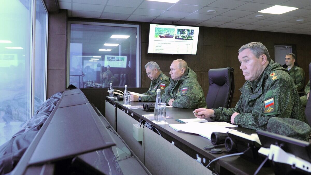    Президент РФ Владимир Путин наблюдает за финальной частью военных стратегических командно-штабных учений войск Восточного военного округа Восток-2022© РИА Новости / POOL