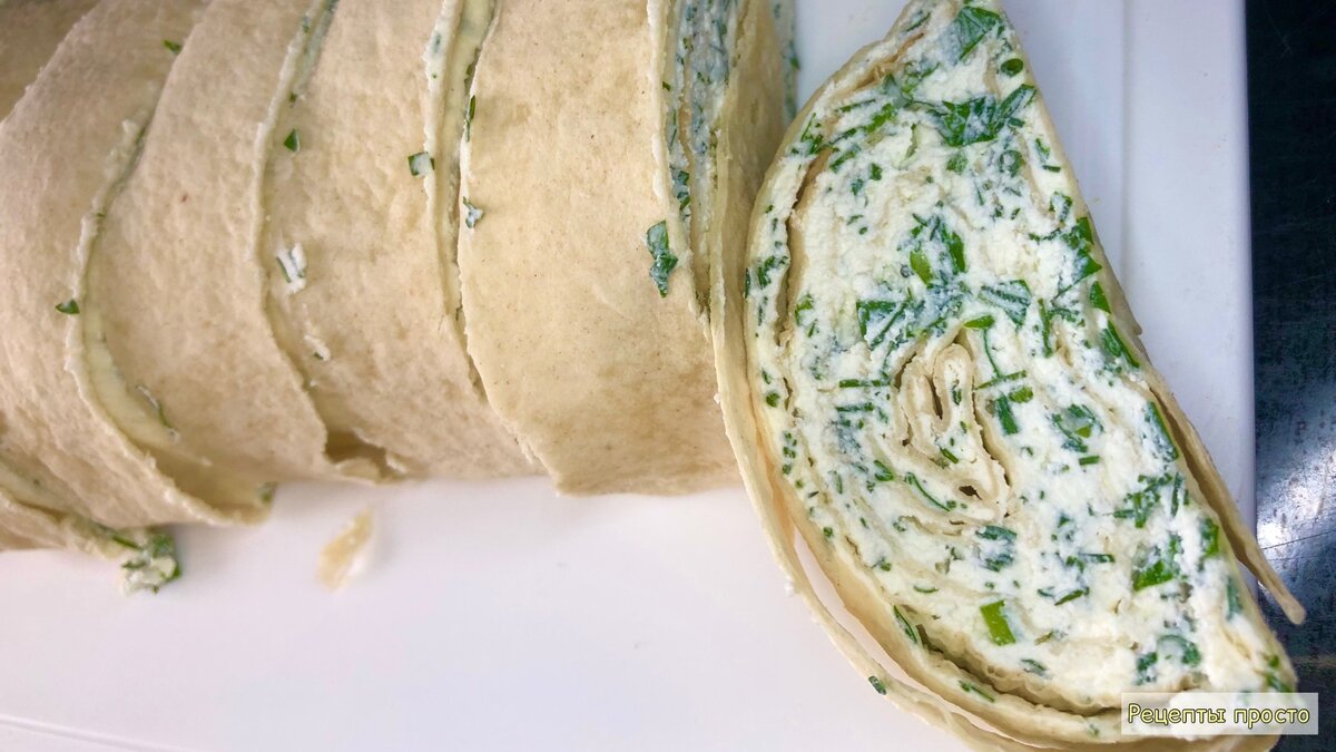 Приготовила  вкусный лаваш с творогом и зеленью.