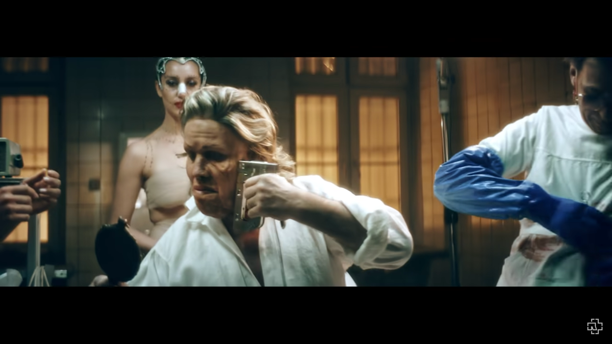 Кадр из официального клипа на песню