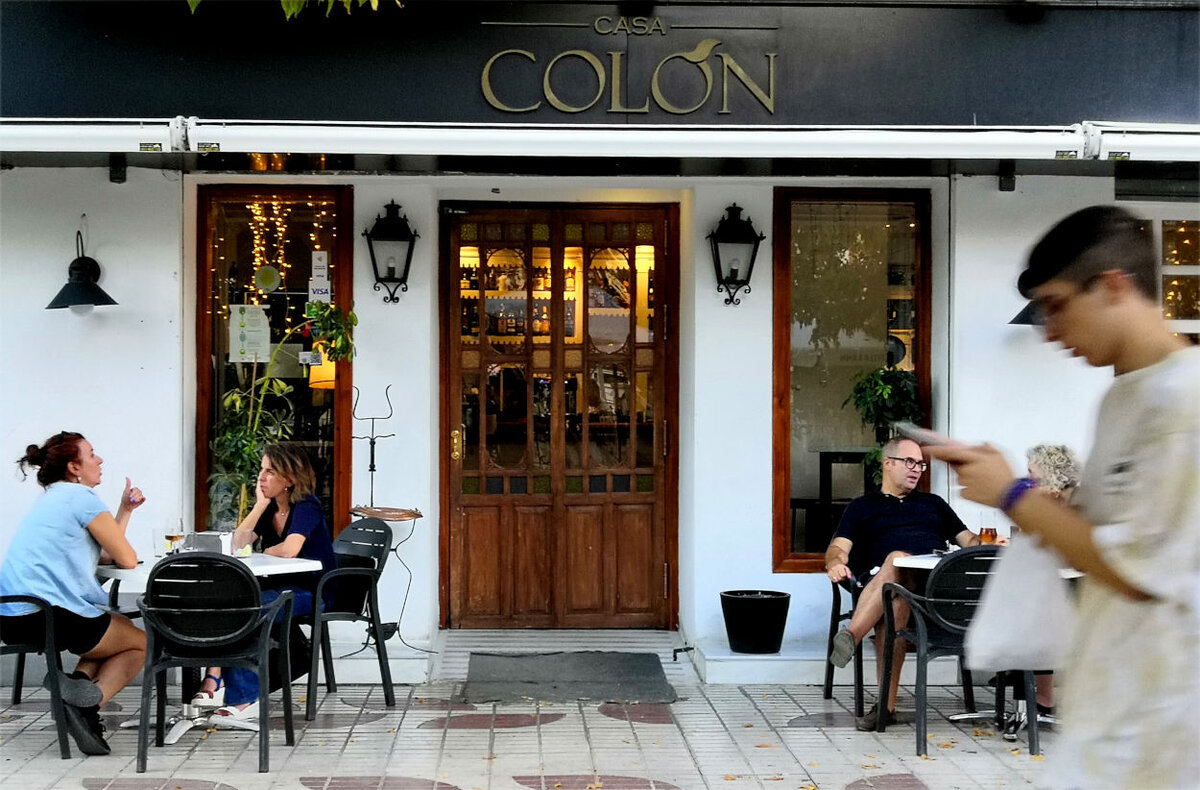 Ресторан Casa Colón находится практически в центре Гранады, на берегу реки Хениль. Фото автора, сентябрь 2022 г.