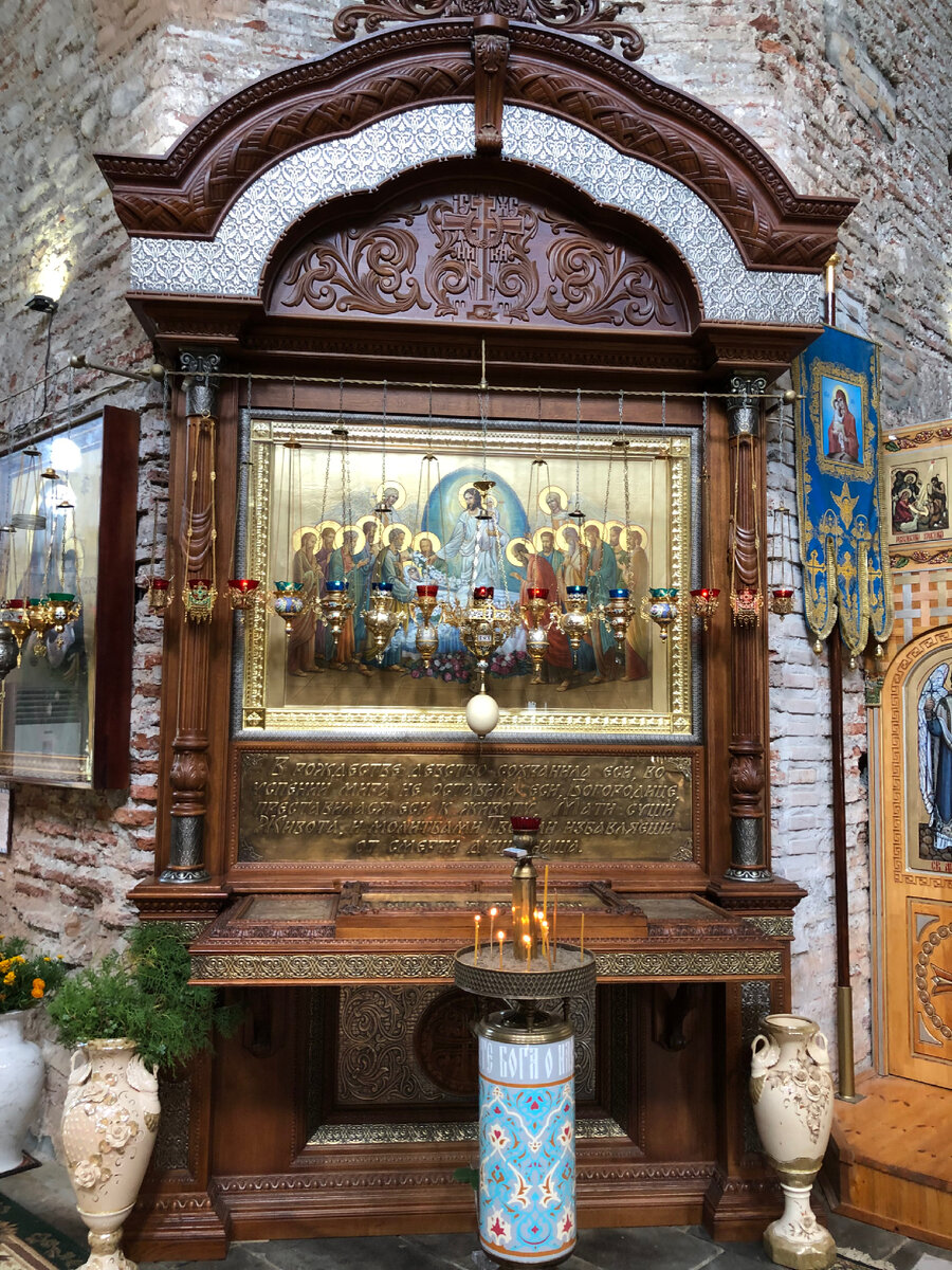 Успенский собор села Дранда — один из первых христианских соборов Абхазии. Он находится недалеко от Сухума: всего в 23 км от столицы.