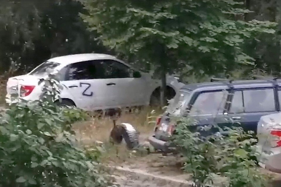     Неизвестные разрисовывают автомобили рязанцев буквой Z.
