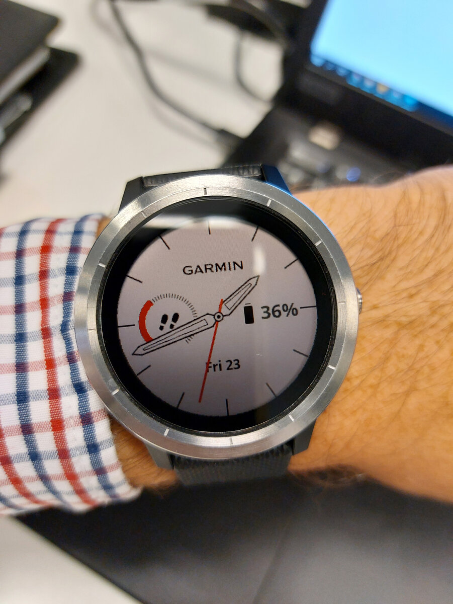 Отличные бюджетные часы от лидера в своем сегменте. Батарея держит 4-5 дней, точность GPS-позиционирования в пределах 2% от GPS-трекинга в смартфоне