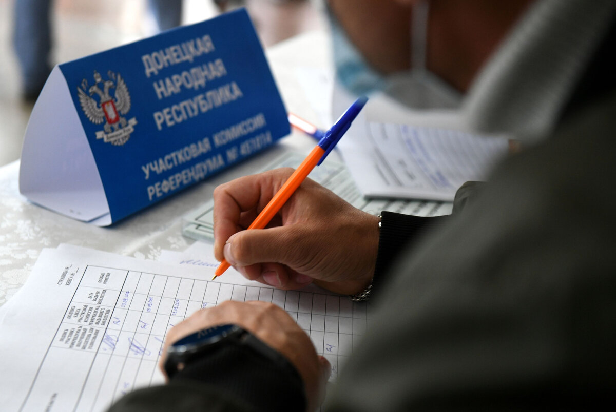 Голосование на референдумах о присоединении к РФ // Sputnik / Константин Михальчевский