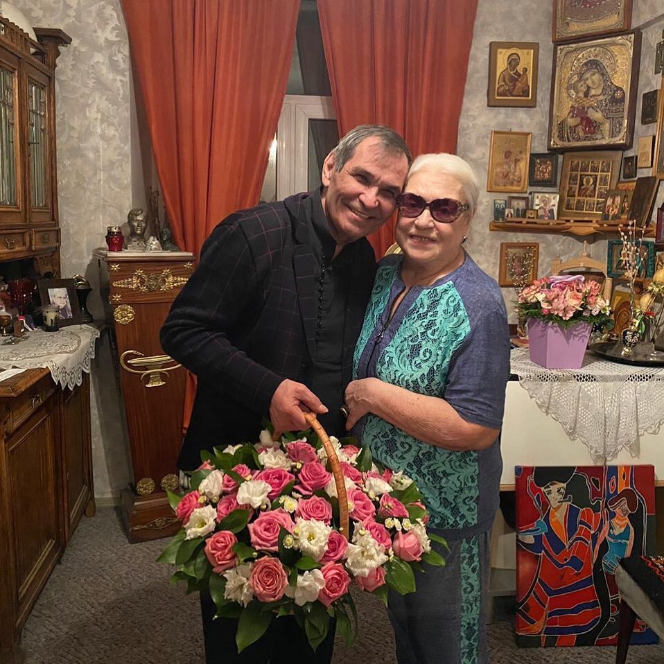    Бывшие супруги до сих пор обмениваются взаимными упрекамиСоцсети Бари Алибасова-младшего