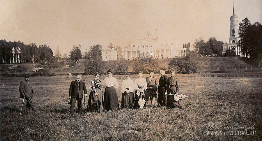 Бахрушины с друзьями на фоне своей усадьбы Афинеево и храма Иоанна Предтечи,1913-1916 гг. naturka.ru