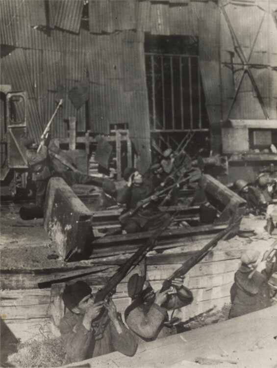 Ополченцы завода "Баррикады" ведут огонь