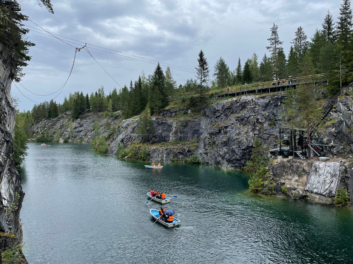 Горная река в парке, сверху «тарзанка» для самых смелых))) 